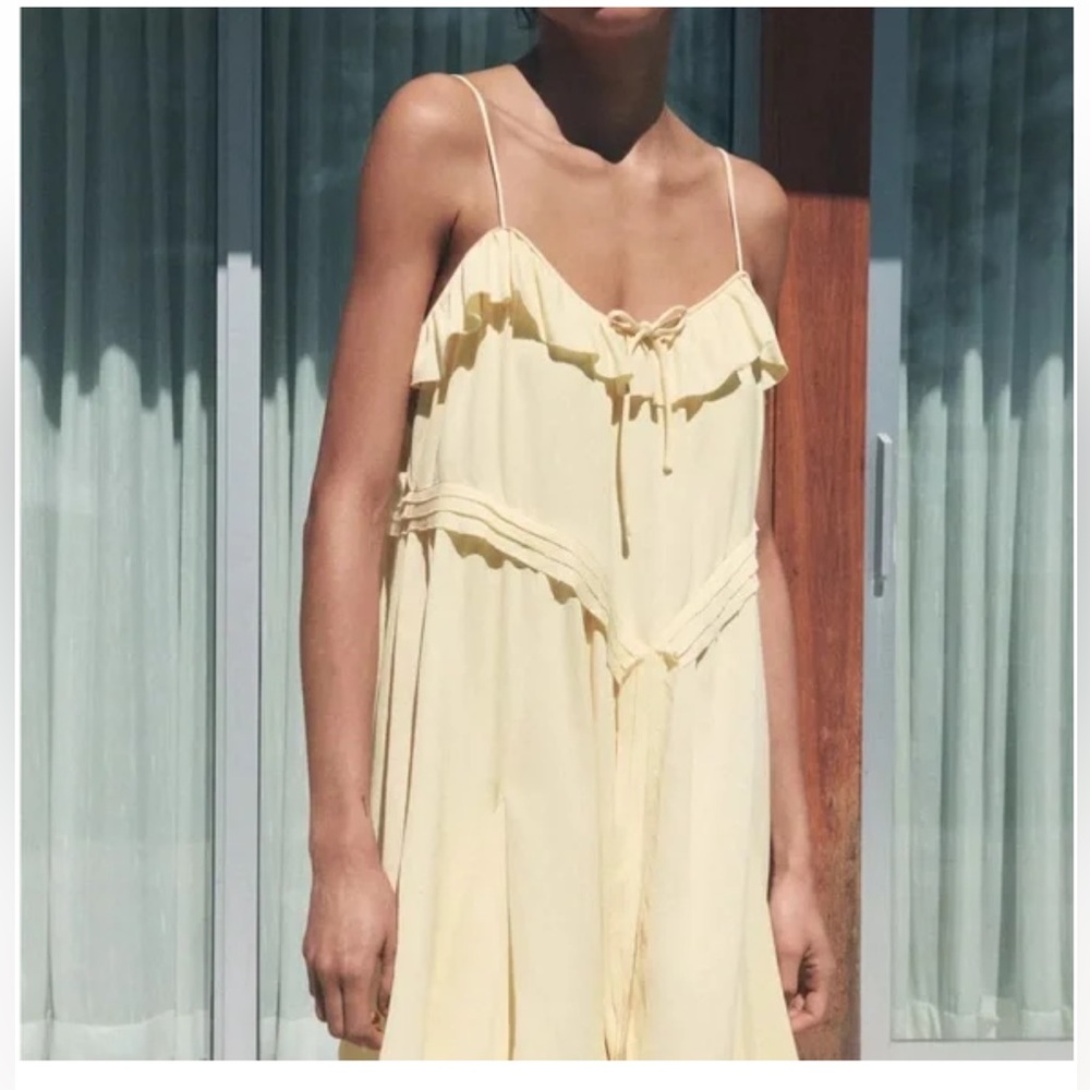 Zara SHORT RUFFLE DRESS ZW COLLECTION

NWT 

size: M